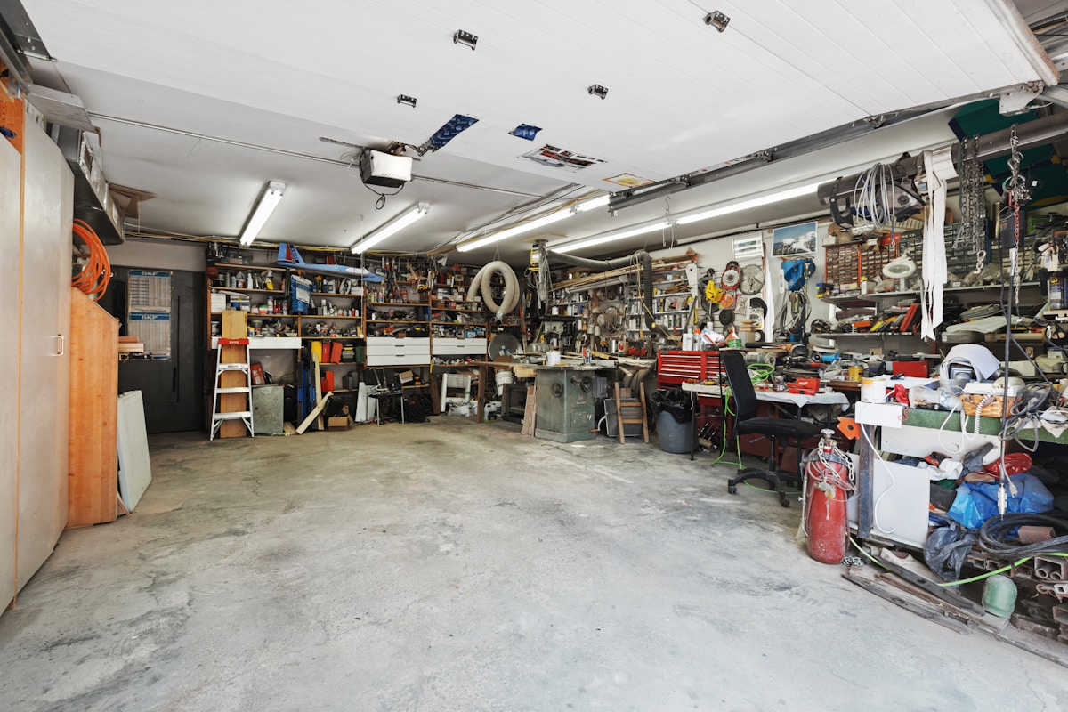 Garage avec espace de rangement et équipements